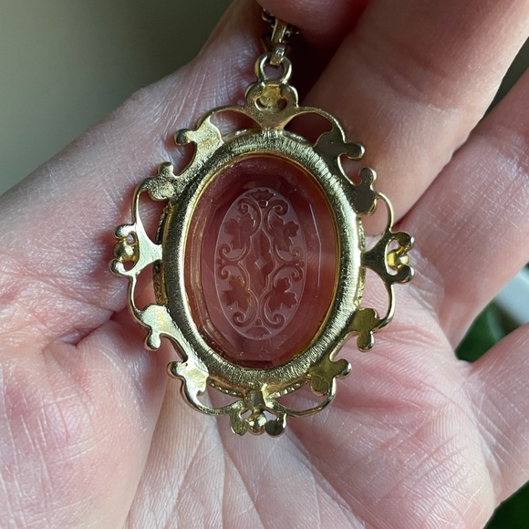 Vintage Whiting & Davis Filigree Pendant Necklace – Etched Amber Glass – 1970s - Picture 7 of 7